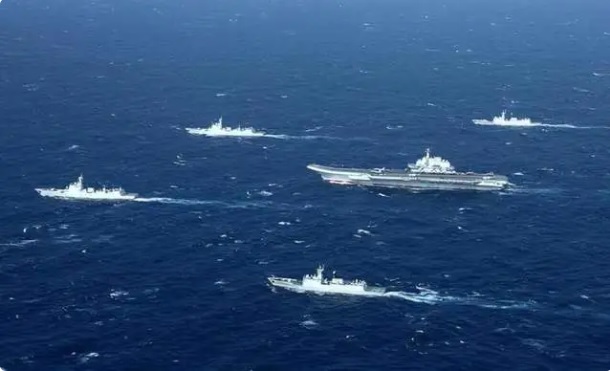 在結束持續 40 餘日的實戰化訓練後，解放軍的遼寧號航母艦隊於今日( 22 日)返回青島母港。圖為遼寧號航母作戰群。 圖：翻攝自 騰訊網 海事先鋒