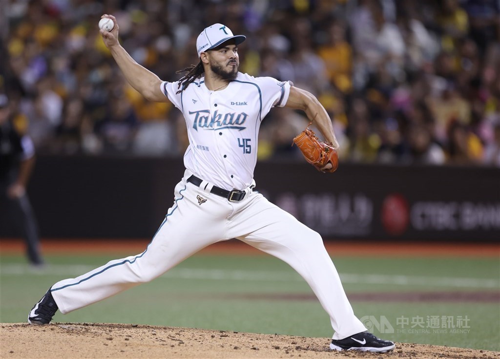 台鋼雄鷹洋投那瑪夏（Dinelson Lamet）24日中職一軍初登板，前兩局表現亮眼，3局過後開始有狀況，投5局無關勝敗。（中央社檔案照片）