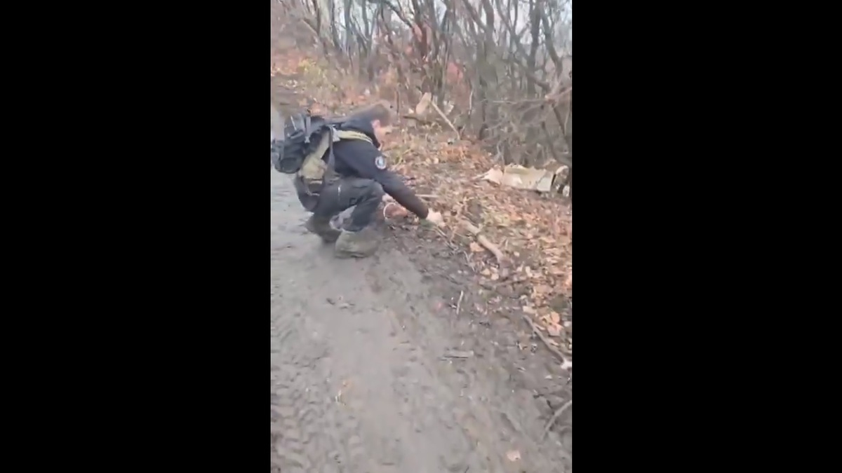 一名俄軍士兵試圖排除烏軍部署的地雷，但卻意外引爆該枚地雷。 圖：擷取自 @GrandpaRoy2 X 分享影片