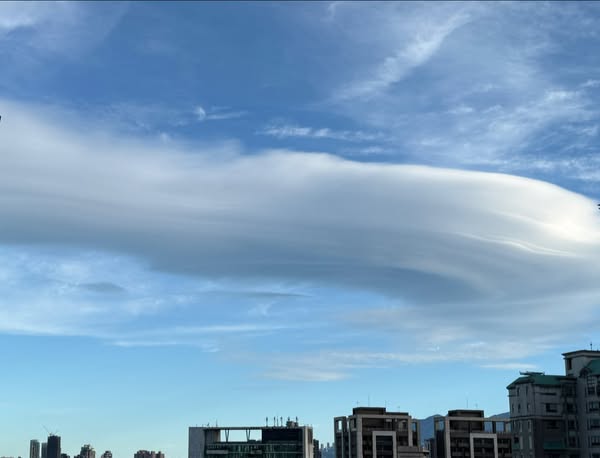 不少北部民眾今早觀察到空中出現「莢狀雲」。 圖：翻攝自鄭明典臉書