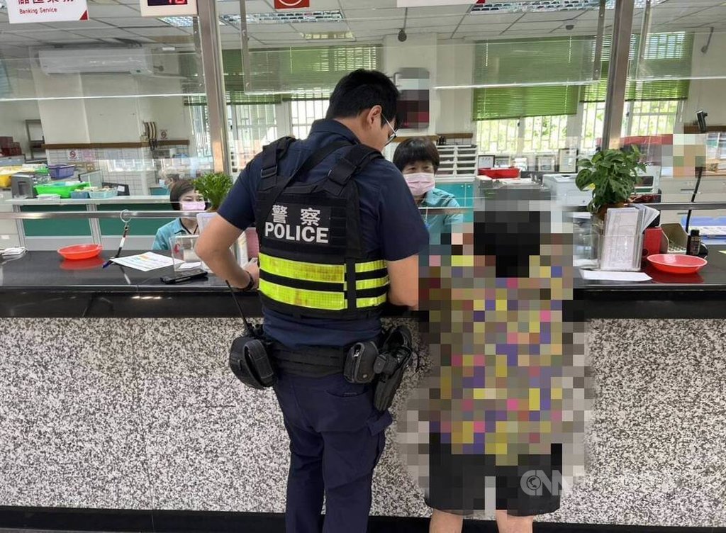 台中林姓婦人（右）22日接獲「假兒子」的訊息稱，因臨時無法湊足貨款，希望能商借新台幣30萬元，林婦到郵局匯款時，行員發現有異報警；警方協助聯繫「真兒子」，確認詐騙，保住積蓄。（翻攝照片）中央社記者蘇木春傳真 114年8月27日