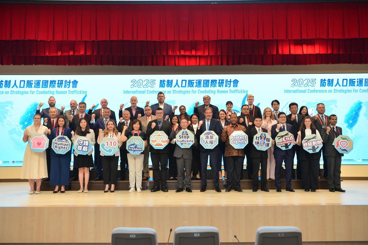 內政部政務次長馬士元今（27）日出席「2025年防制人口販運國際研討會」，與行政院政務委員林明昕、美國在台協會代理副處長牟剛強（John Morgan）等貴賓共同宣示打擊人口販運，並呼籲各國加強線上犯罪偵查及強化國際合作。 圖：內政部提供