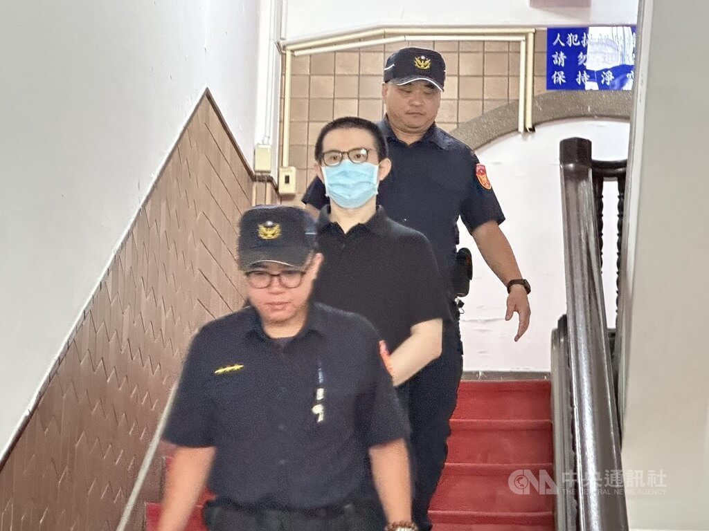 88會館負責人郭哲敏（中）涉地下匯兌案，二審台灣高等法院27日召開延押訊問庭，郭哲敏在法警戒護下出庭。中央社記者劉世怡攝 114年8月27日