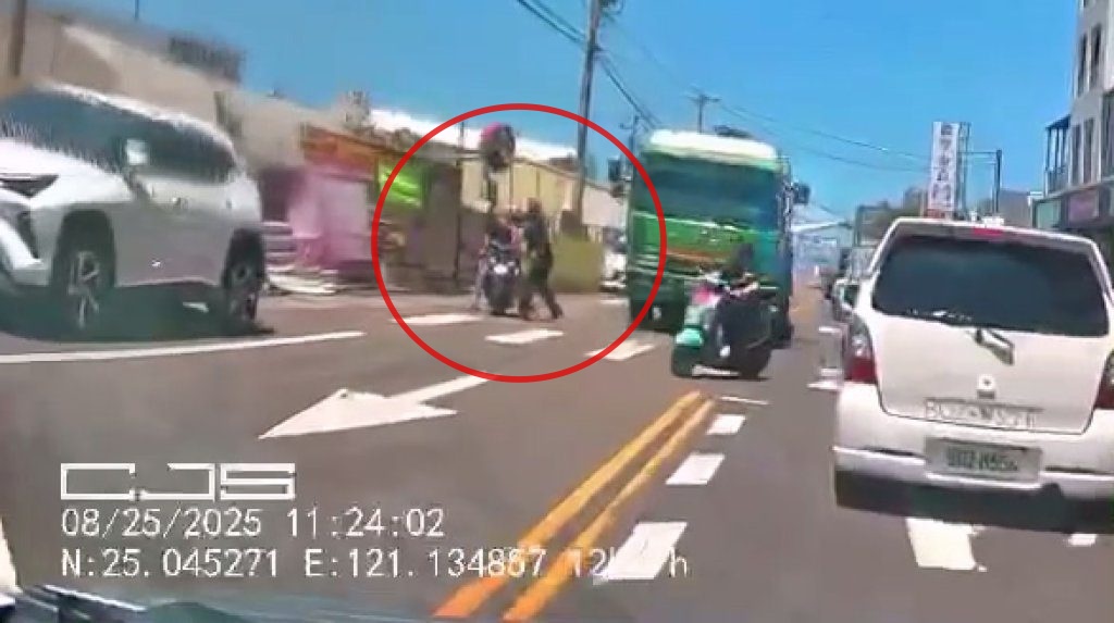 大貨車逼車遭機車按喇叭，駕駛竟下車毆打機車騎士。 圖：翻攝自爆料公社公開版