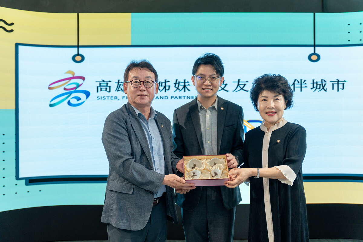 林楷軒(中)與水原市代表期盼深化雙邊合作，促進青年國際交流。 圖：高雄市青年局/提供