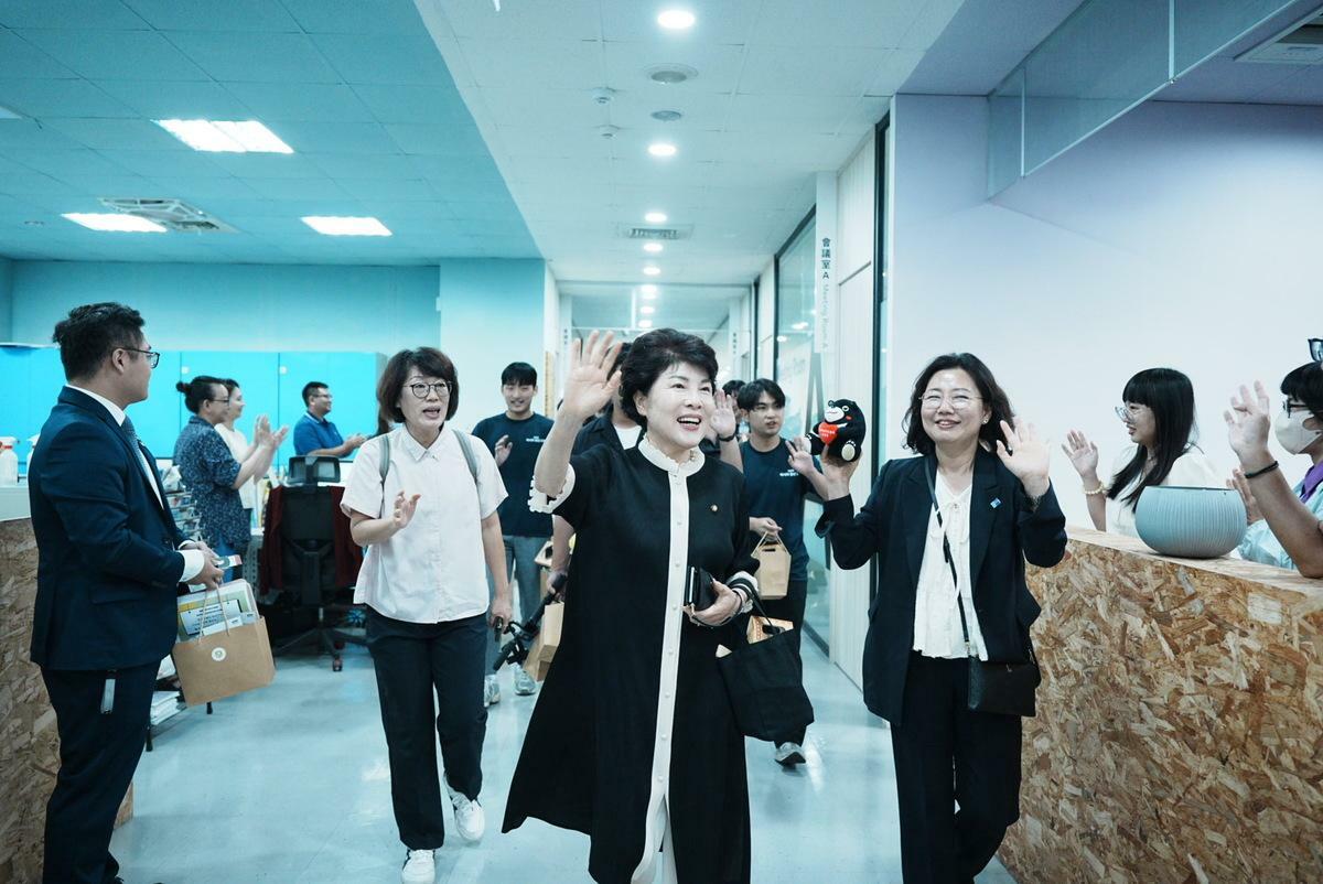 韓國水原市青年代表團參訪高市青年局受到熱烈歡迎。 圖：高雄市青年局/提供
