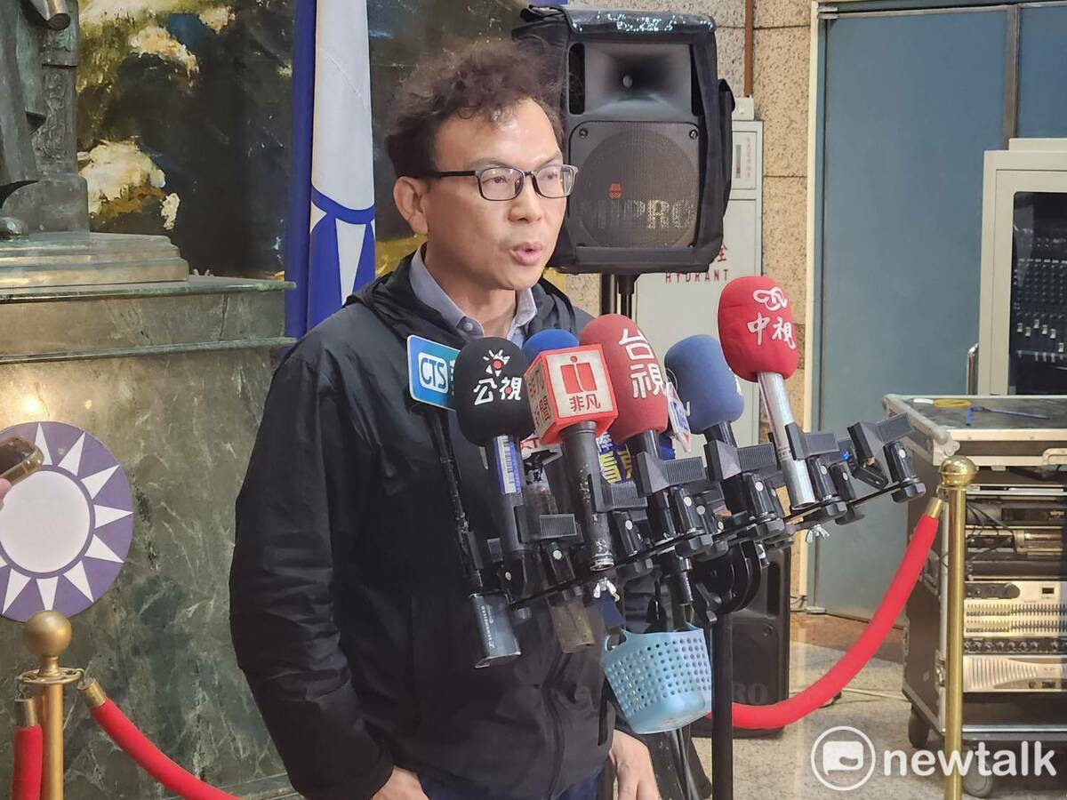 國民黨立委鄭正鈐說明黨主席、黨代表選舉領表、登記延後的提案原因。 圖：黃建豪/攝