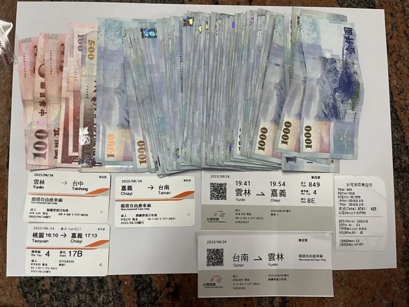 車手以大量退票換取現金，遭查扣台幣11萬4000元。 圖：警方提供