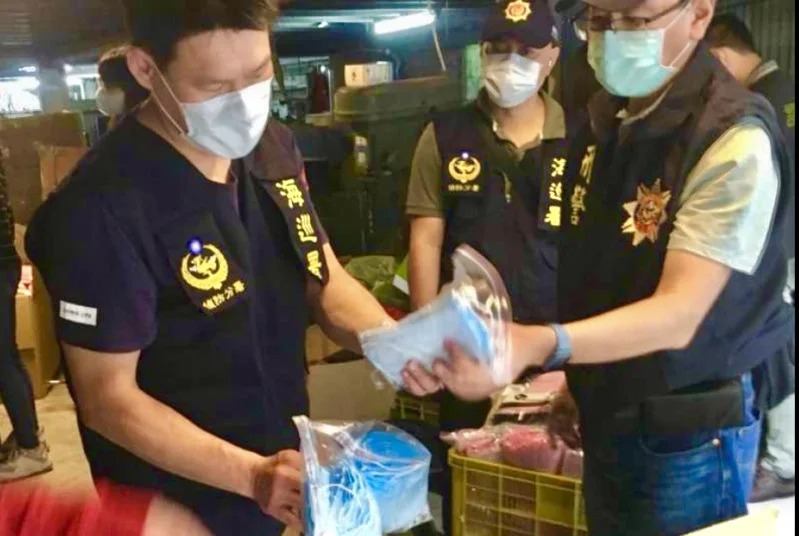 桃園地檢署指揮專案小組查獲大量口罩。 圖：桃園地檢署提供