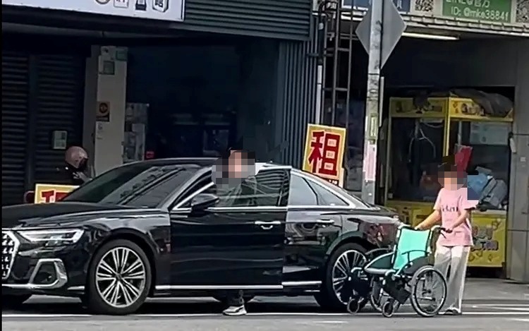 台南一名行動不便高齡駕駛仍駕車出行，目擊民眾PO文提醒用路人小心。 圖：民眾提供