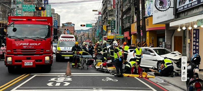 新北市土城區今日下午發生嚴重車禍，現場一片狼藉。 圖：警方提供