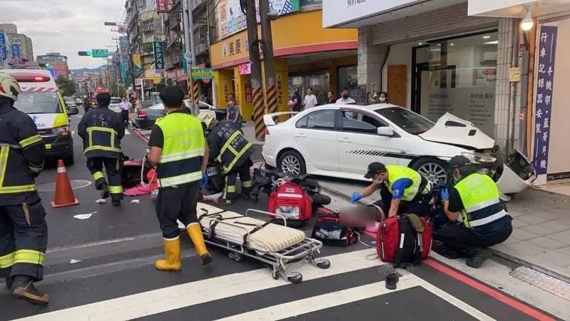 無照楊姓駕駛逆向暴衝，撞向路口停等6輛機車。 圖：警方提供