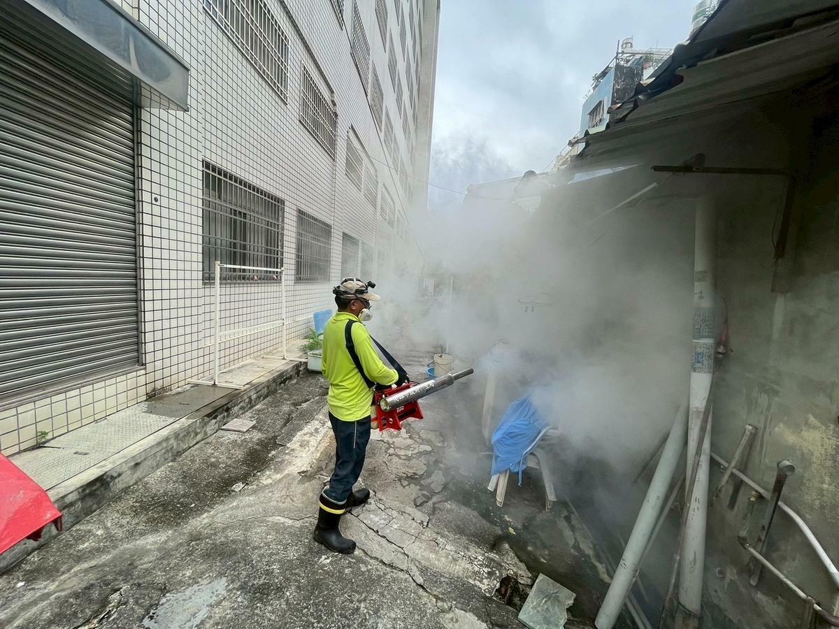 防疫團隊今持續清消，加強地毯式孳生源清除工作。 圖：高雄市衛生局/提供