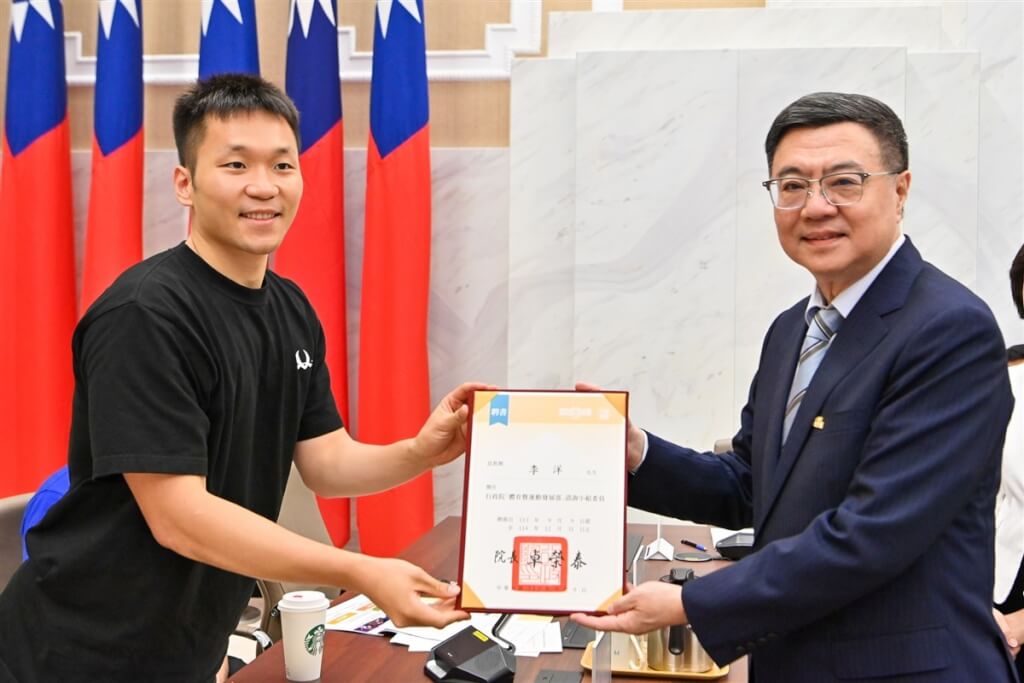 圖為行政院長卓榮泰（右）9月9日出席體育暨運動發展部諮詢小組第1次會議，並諮詢委員聘書頒發給李洋（左）。（行政院提供）