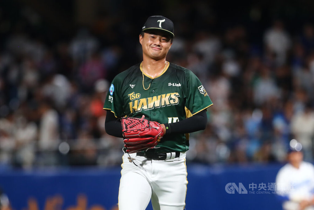 中華職棒例行賽27日在新莊棒球場由台鋼雄鷹隊與富邦悍將隊交手，雄鷹投手施子謙（圖）7局登板救援，以三振順利化解失分危機、露出笑容。中央社記者王騰毅攝 114年8月27日