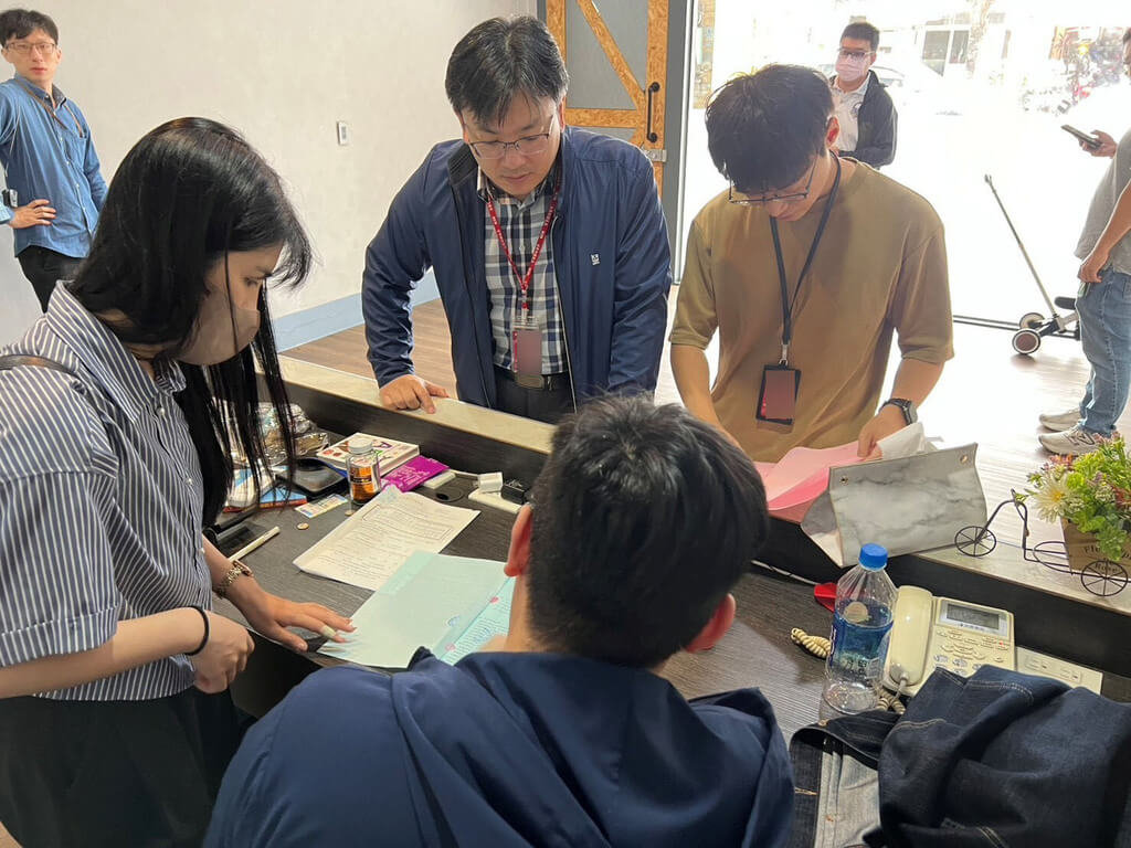 自稱CrazyHunter的中國駭客攻擊台灣企業，勒索未果竟將個資賣給兩岸販資集團，其中2名台灣嫌犯遭檢方複訊後交保。圖為調查局人員搜索犯罪嫌疑人鄭姓男子住處。（法務部調查局提供）中央社記者謝幸恩傳真 114年8月28日