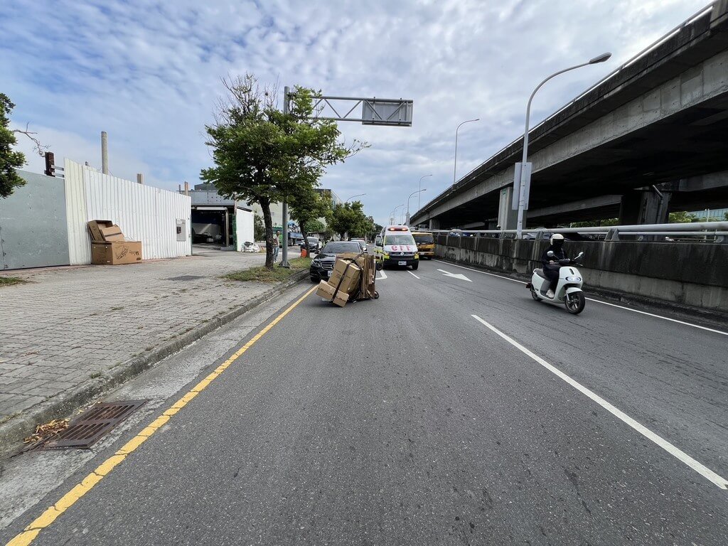 台中市南屯區環中路3段28日上午發生車輛碰撞行人事故，警方表示，駕駛撞人後未下車查看，再往前慢速行駛輾過倒地行人，將於釐清案情後，朝殺人罪嫌方向偵辦。（民眾提供）中央社記者郝雪卿傳真  114年8月28日