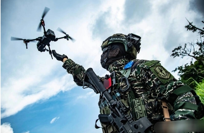 國軍使用「甲式」無人機，這是一種遙控距離6公里以上的小型多軸無人機 圖 : 翻攝自觀察者網