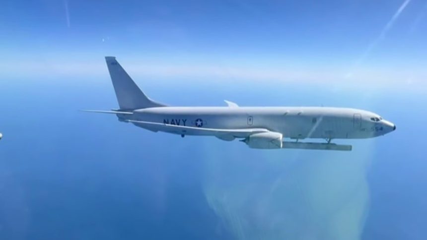俄羅斯拍攝到美軍P-8A機腹下伸出罕見「AN/APS-154 AAS」先進空中感測器吊艙。 圖：截取「X」@Archer83Able