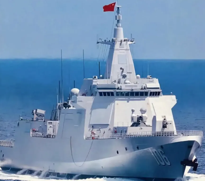 中國部署的海警與拖船裝備齊全，包括大型艦艇、水砲、聲波設備及艦載直升機，並可在必要時進行執法或拖曳作業。據報導，中國亦可調動後方艦艇與工程力量支援。 圖:翻攝自瑤音萬里