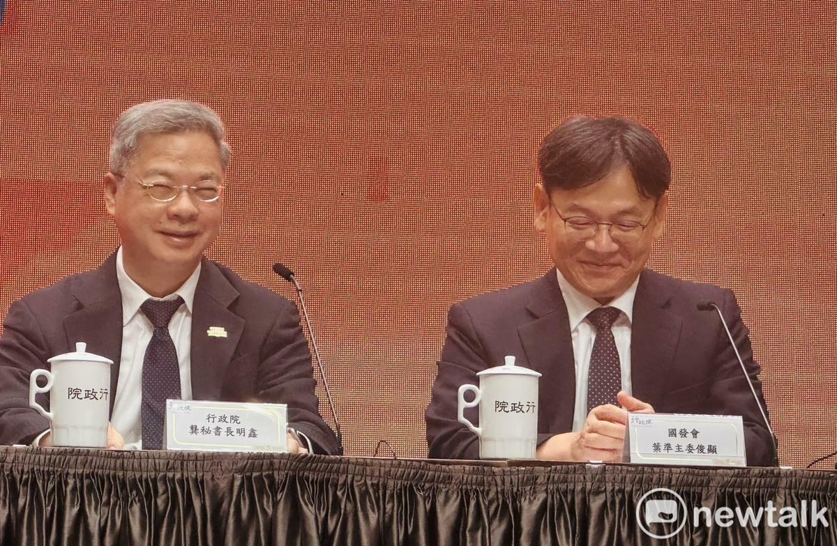 經濟部準部長龔明鑫（左）、國發會準主委葉俊顯（右）。 圖：謝莉慧／攝