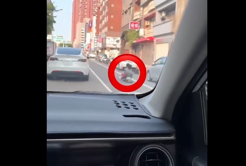 新竹2名孩童駕駛電動玩具車上路，畫面令民眾嚇出一身冷汗。 圖：翻攝自新竹爆料公社