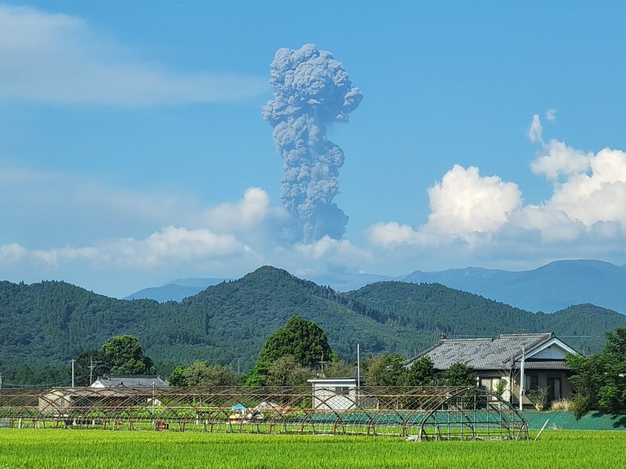 日本新燃岳火山28日噴發，傳噴煙高度直達火山口上方5500米。 圖：翻攝「X」@FULL_RCCP