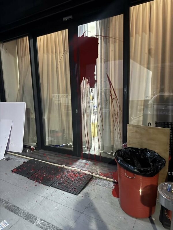 台中市林姓男子日前得知經營宗教用品的友人遭同業恐嚇，他稱可幫忙協商，沒想到兩人卻因協商不成另起紛爭，林男竟到友人公司門口潑紅漆，警方獲報循線通知林男到案，訊後依法送辦。（民眾提供）中央社記者蘇木春傳真  114年8月28日