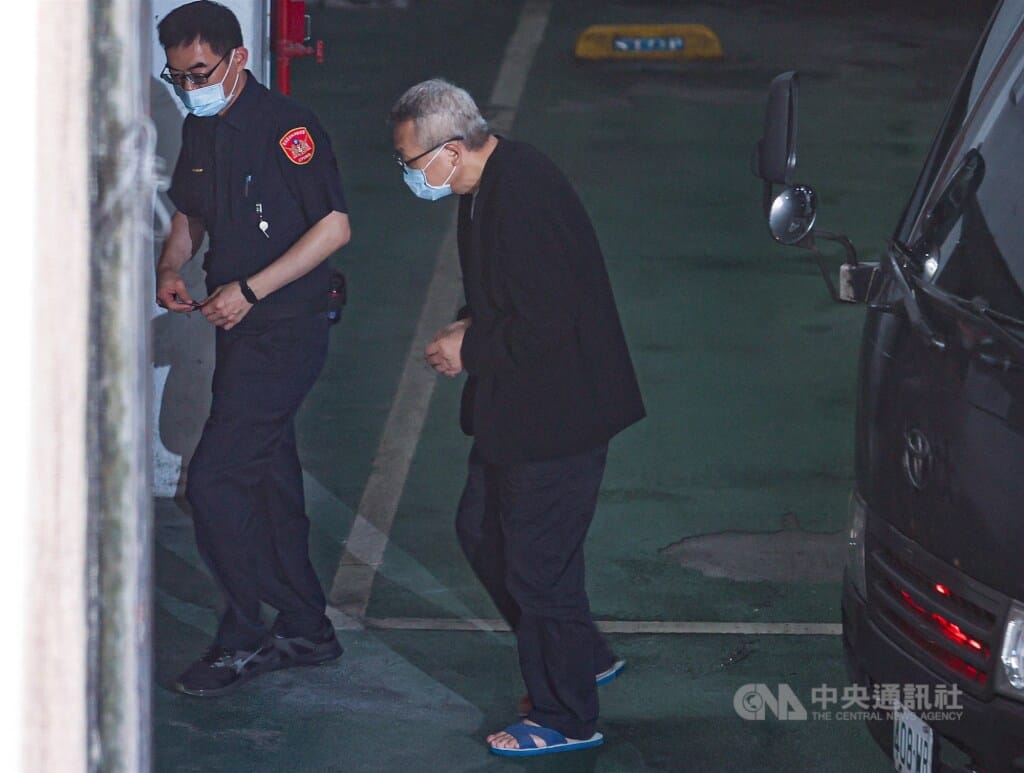 民進黨前立委陳歐珀（中）涉嫌於立委任內收受不正利益護航業者等案，台北地檢署28日以涉貪污治罪條例偵結起訴，移至北院審理。中央社記者鄭清元攝　114年8月28日