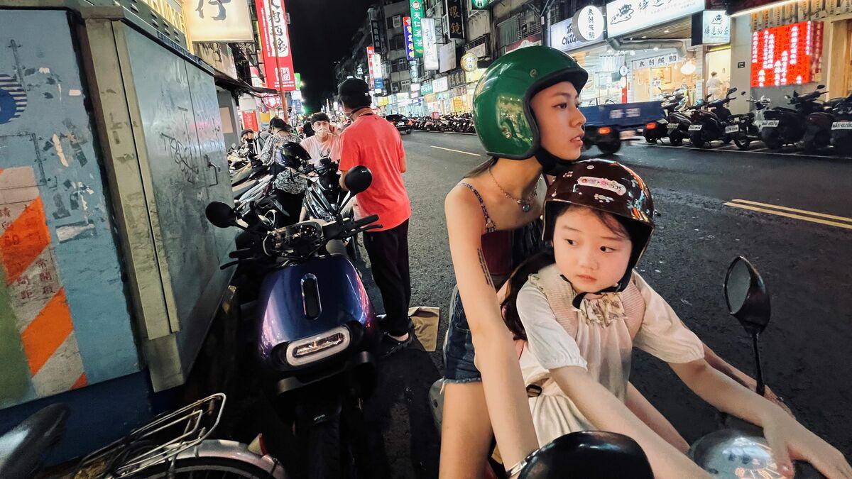 《左撇子女孩》以臺北喧騰的夜市為背景，細膩描繪一段跨越三代母女的動人篇章。 圖：左撇子女孩電影製作有限公司提供