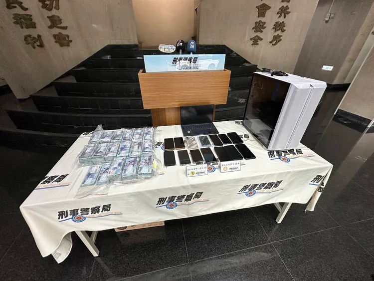 中部打擊犯罪中心破獲詐騙集團，起出大量現金、虛擬貨幣等贓證物。 圖：警方提供