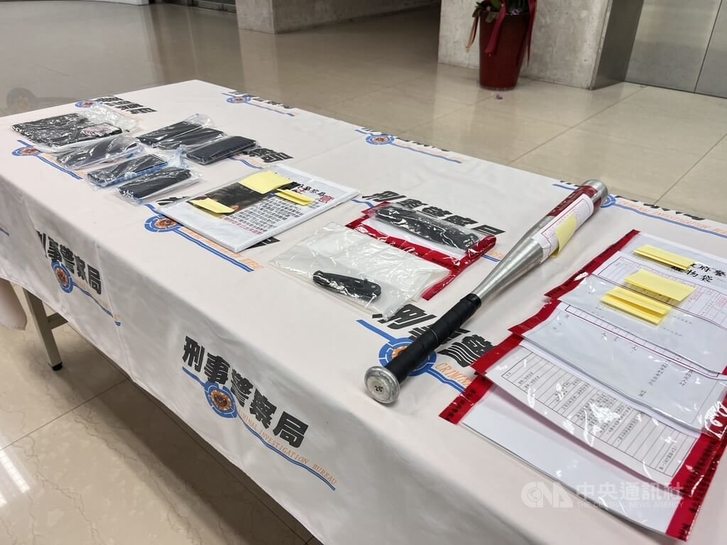 刑事警察局28日召開記者會，宣布破獲以幫派分子為首的地下錢莊集團，逮捕主嫌竹聯幫洪姓男子等8人到案，查扣球棒、本票等物。警詢後依恐嚇取財等罪嫌，將洪男等8人移送台北地檢署偵辦。中央社記者劉建邦攝　114年8月28日