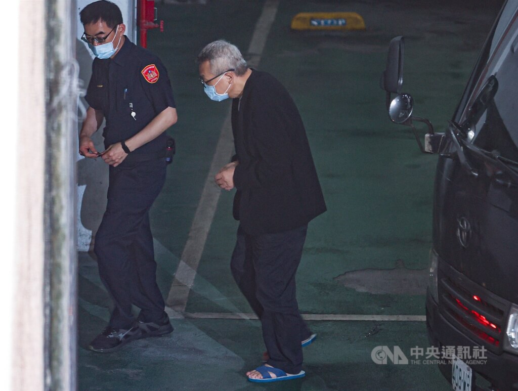 民進黨前立委陳歐珀（中）涉嫌於立委任內收受不正利益護航業者等案，台北地檢署28日以涉貪污治罪條例偵結起訴，移至北院審理。中央社記者鄭清元攝　114年8月28日