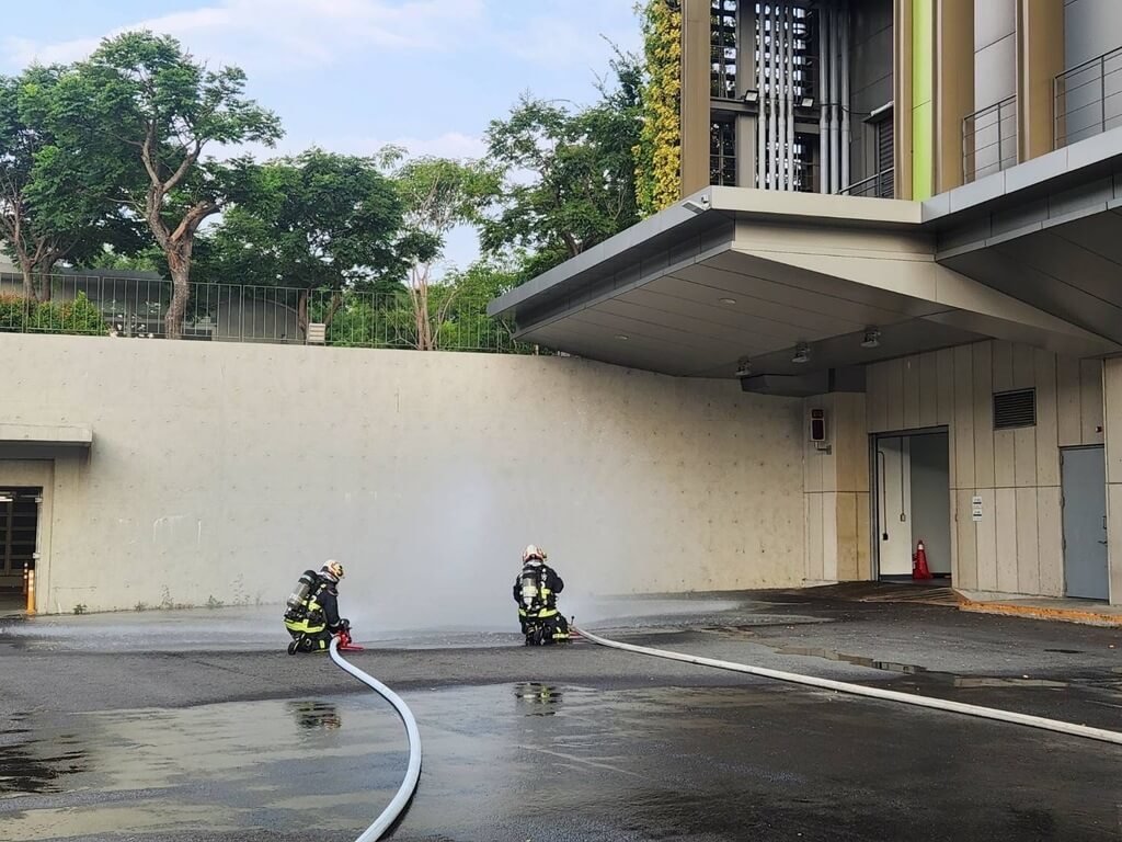台中市后里區美光科技28日下午發生不明氣體洩漏事件，消防局指出，研判現場製成過程中造成白色氣體（廢氣液體）洩漏，後續已由廠區緊急應變小組人員止漏，目前消防人員仍在場架設砲塔及灑水持續防護中。（民眾提供）中央社記者郝雪卿傳真  114年8月28日