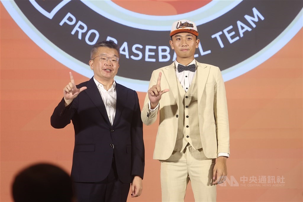 中華職棒統一獅隊28日宣布簽下8名新秀，其中首輪的曾偉喆（右）以簽約金新台幣520萬及激勵獎金100萬、合約總值620萬元加盟。（中央社檔案照片）