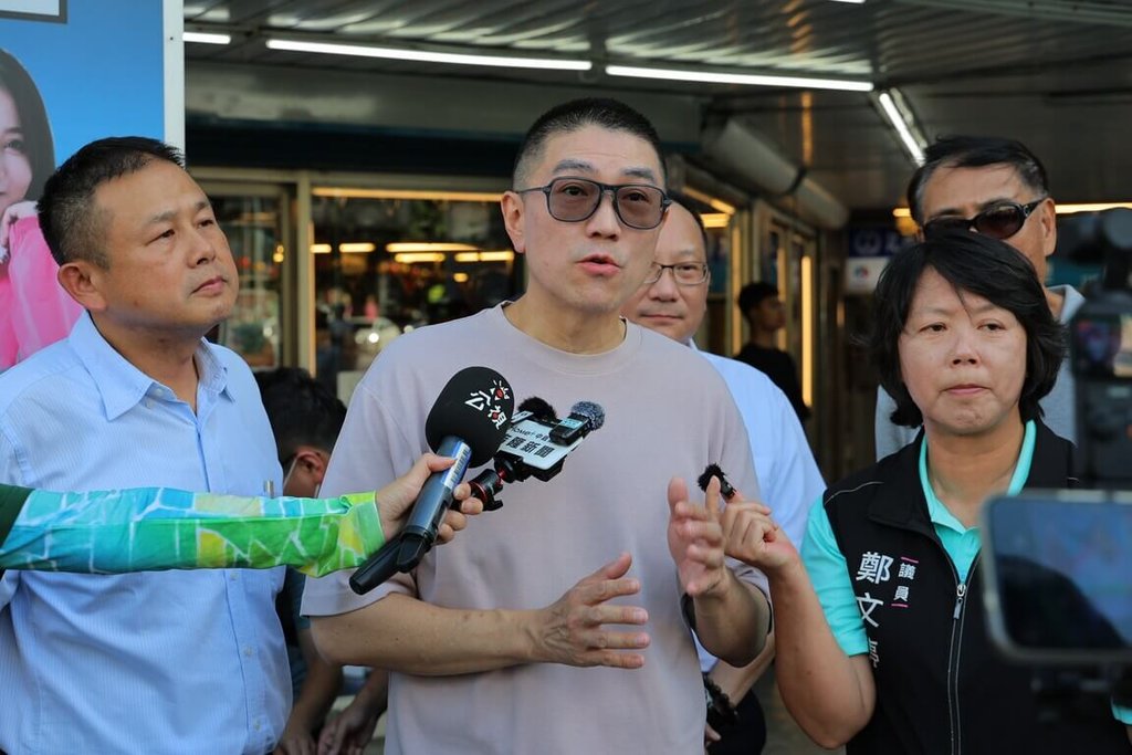 基隆一名國小男童日前穿越市區斑馬線時，遭右轉計程車撞倒受傷。市長謝國樑（前中）28日會勘現場，呼籲中央修法，讓駕駛行經路口的減速標準規範更明確，確保行人穿越路口時更有保障。（基隆市政府提供）中央社記者沈如峰基隆傳真　114年8月28日