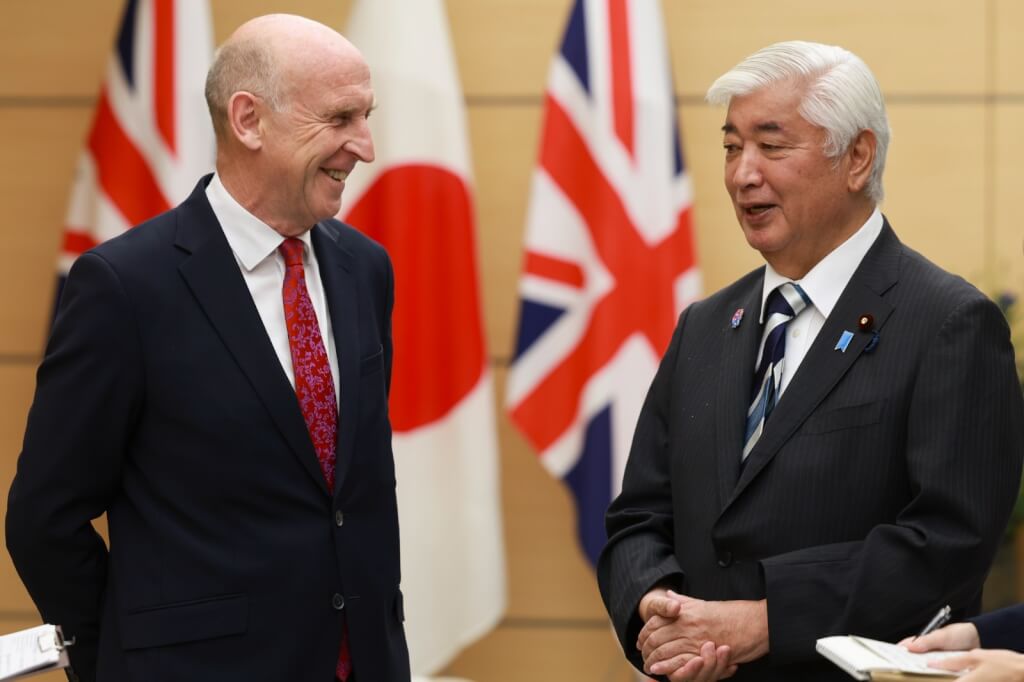 日本防衛大臣中谷元（右）28日與英國國防大臣希利（左）在日本防衛省舉行會談。 圖：取自x.com/DefenceHQ