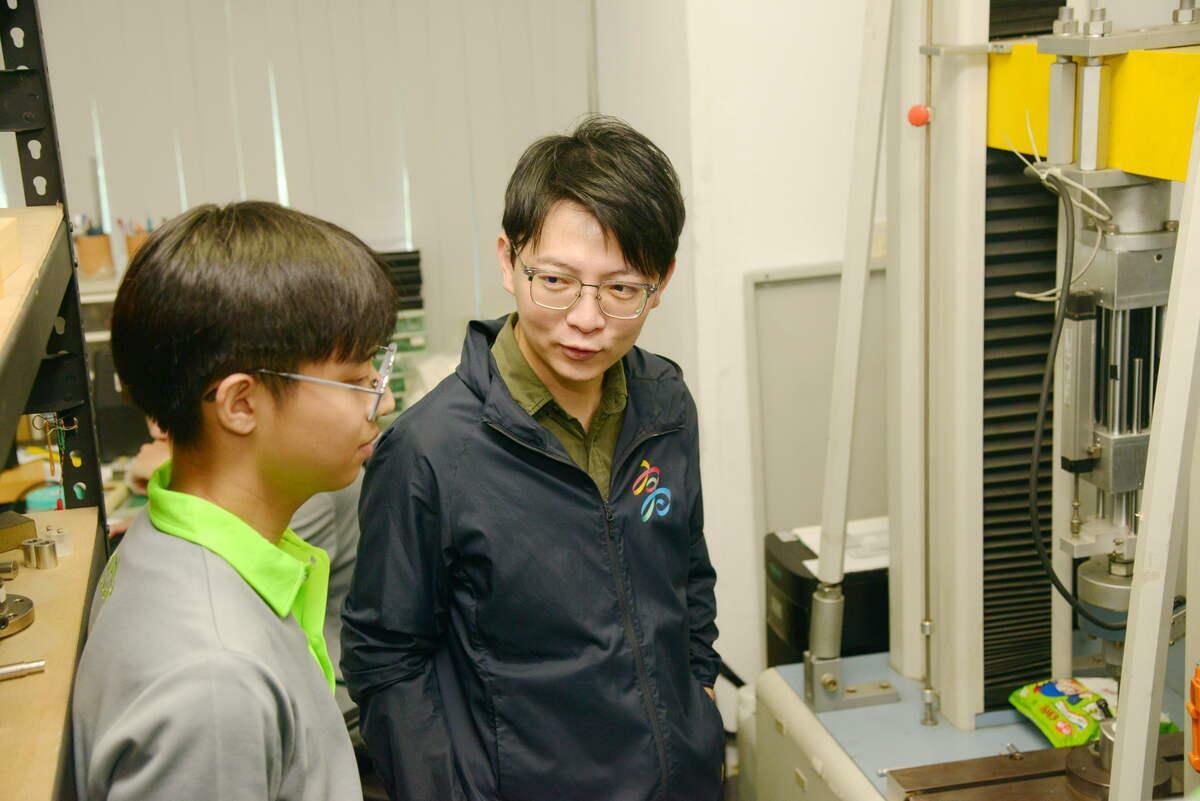 藉由大港實習進入「全球安聯」實習現已轉任正職的李奕瑨(左)，與林楷軒(右)交流職場心得。 圖：高雄市青年局/提供