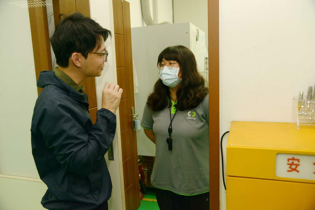 林楷軒(左)勉勵在「全球安聯」實習的胡郡珊(右)，期盼藉由醫療生技實習機會，探索未來職涯方向。 圖：高雄市青年局/提供