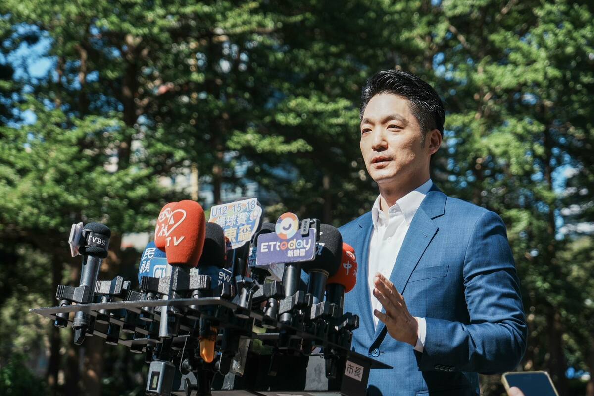 台北市政府近日陷入兩大爭議，一是引進「中國製機械狗」巡視台北市道路，二是中正區公館圓環拆除與公車專用道填平計畫。 圖：蔣萬安臉書