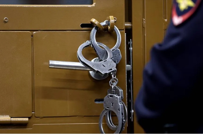 俄羅斯中將尤裡·庫茲涅佐夫被捕，俄國沒收這位中將及其妻女名下的近 5 億盧布的財產。手銬示意圖。 圖 : 翻攝自 地球村談資