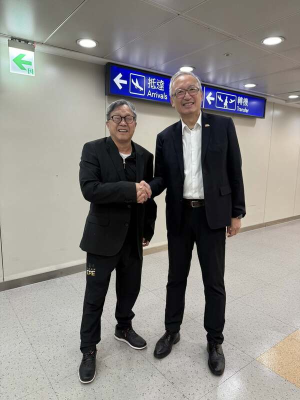 駐歐盟兼駐比利時大使謝志偉（左）、外交部次長吳志中（右） 圖：翻攝自吳志中臉書