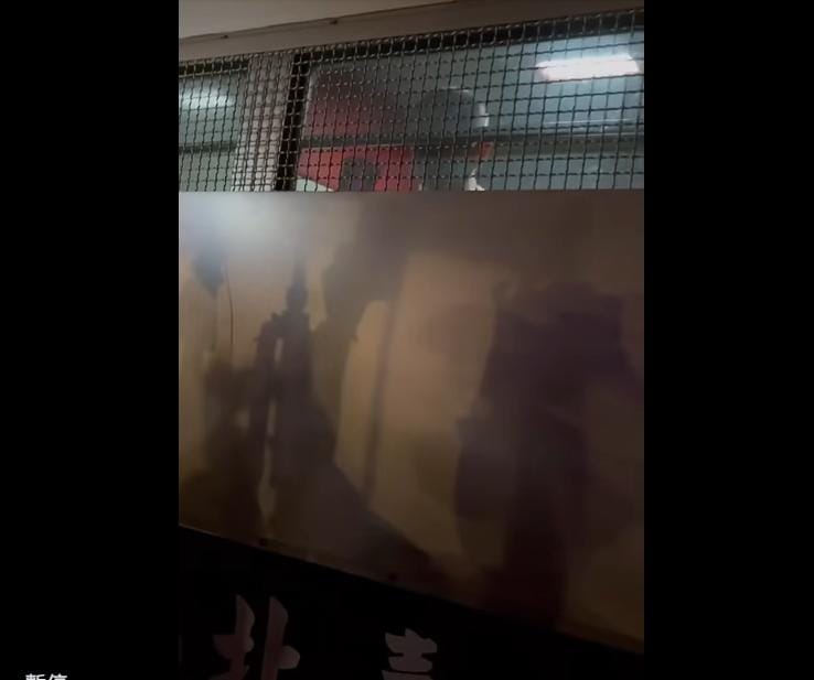 柯文哲臉書PO出囚車押回台北地方法院時，現場支持者小草激動高喊「奮戰到底！」柯文哲也起身奮力舉手回應的畫面。吳靜怡痛批，柯文哲用司法操弄術，成功讓囚車變成舞台，握拳上演「受害者政治」。 圖：擷自柯文哲臉書影片