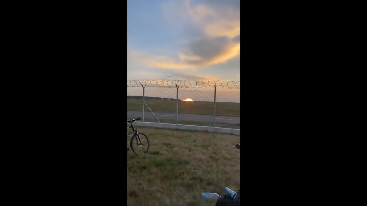 當地時間 28 日，一架波蘭 F-16 軍機在為周末舉辦的拉當航空展特技表演進行彩排時，突然墜毀在機場跑道上。 圖：擷取自 @nexta_tv X 帳號