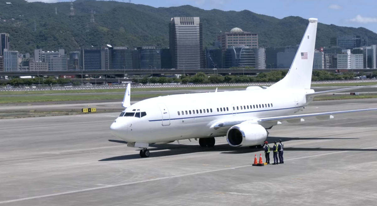 美國聯邦參議院軍事委員會主席維克、參議員費雪抵台班機。 圖：翻攝自共訊