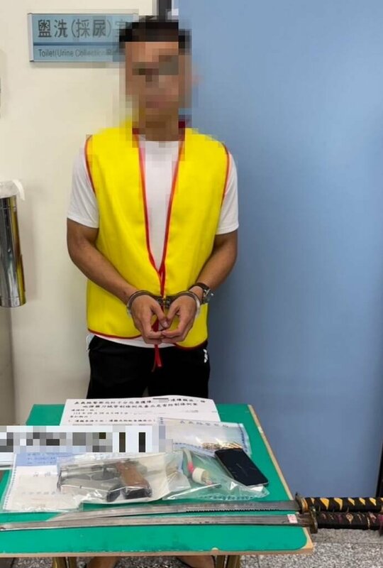嘉縣警局朴子分局28日凌晨破獲轄內娃娃機連續竊案，涉案陳姓男子駕贓車欲離開旅館時被逮捕，起獲手槍、子彈、武士刀及遭竊娃娃機商品等贓證物。（警方提供）中央社記者蔡智明傳真  114年8月29日