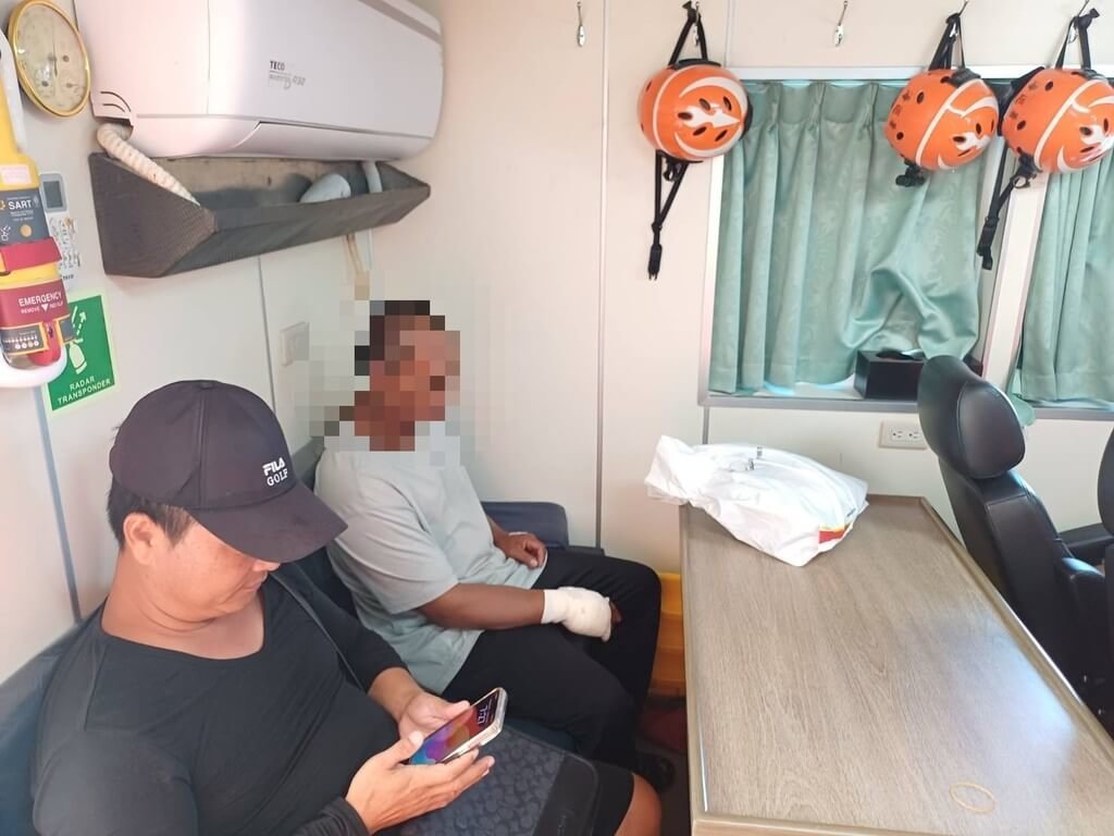 澎湖籍「發吉隆」漁船一名印尼籍漁工，29日在作業時，右手指被鰻魚咬斷肌腱裂傷，澎湖海巡隊由進駐在七美線上巡防艇及時護送至三總澎湖分院就醫。（澎湖海巡隊提供） 中央社  114年8月29日