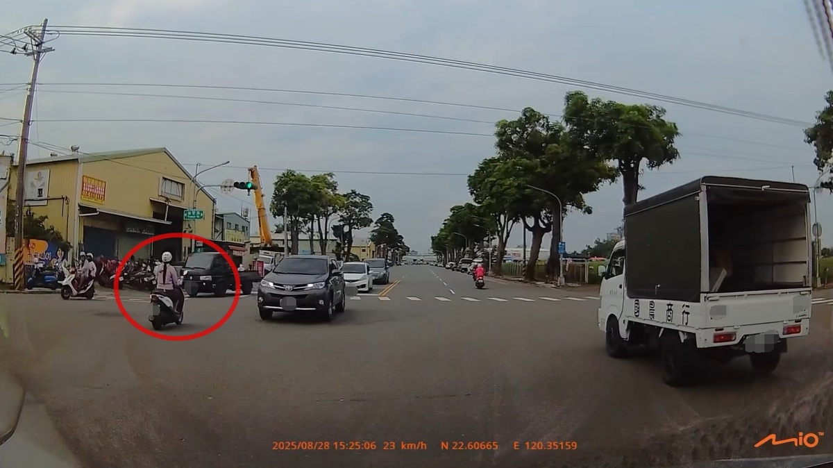 高雄女性機車騎士逆向鑽入對向車陣。 圖：翻攝自翻轉台灣交通違規交流平台