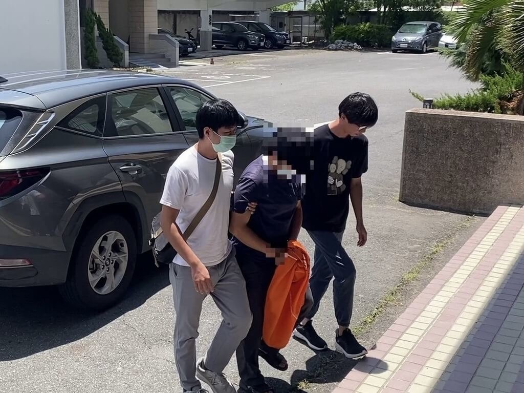 通緝犯余姓男子藏匿高雄市燕巢區貨櫃屋販賣槍毒，台南市警局27在當地加油站將他逮捕送辦，橋頭地檢署聲押獲准。（台南市警局提供）中央社記者張榮祥台南傳真 114年8月29日