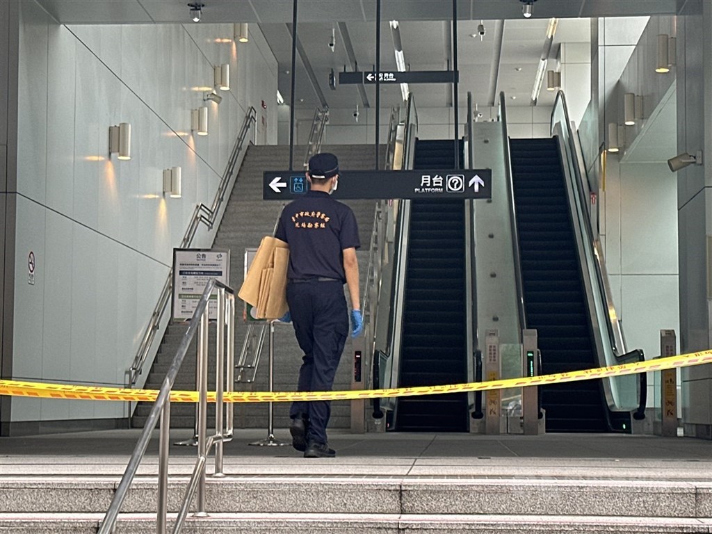 台中捷運去年5月21日發生車廂持刀砍人案件，事發後現場拉起封鎖線。（中央社檔案照片）